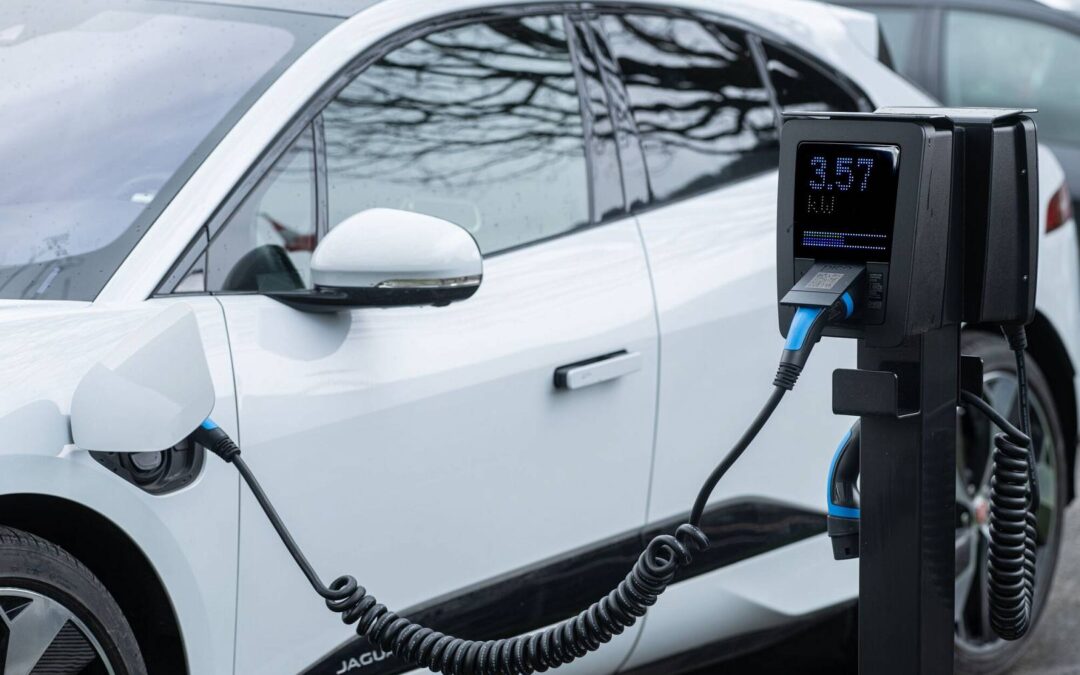 Inteligentne zarządzanie energią w domu – nowe możliwości dla właścicieli aut elektrycznych